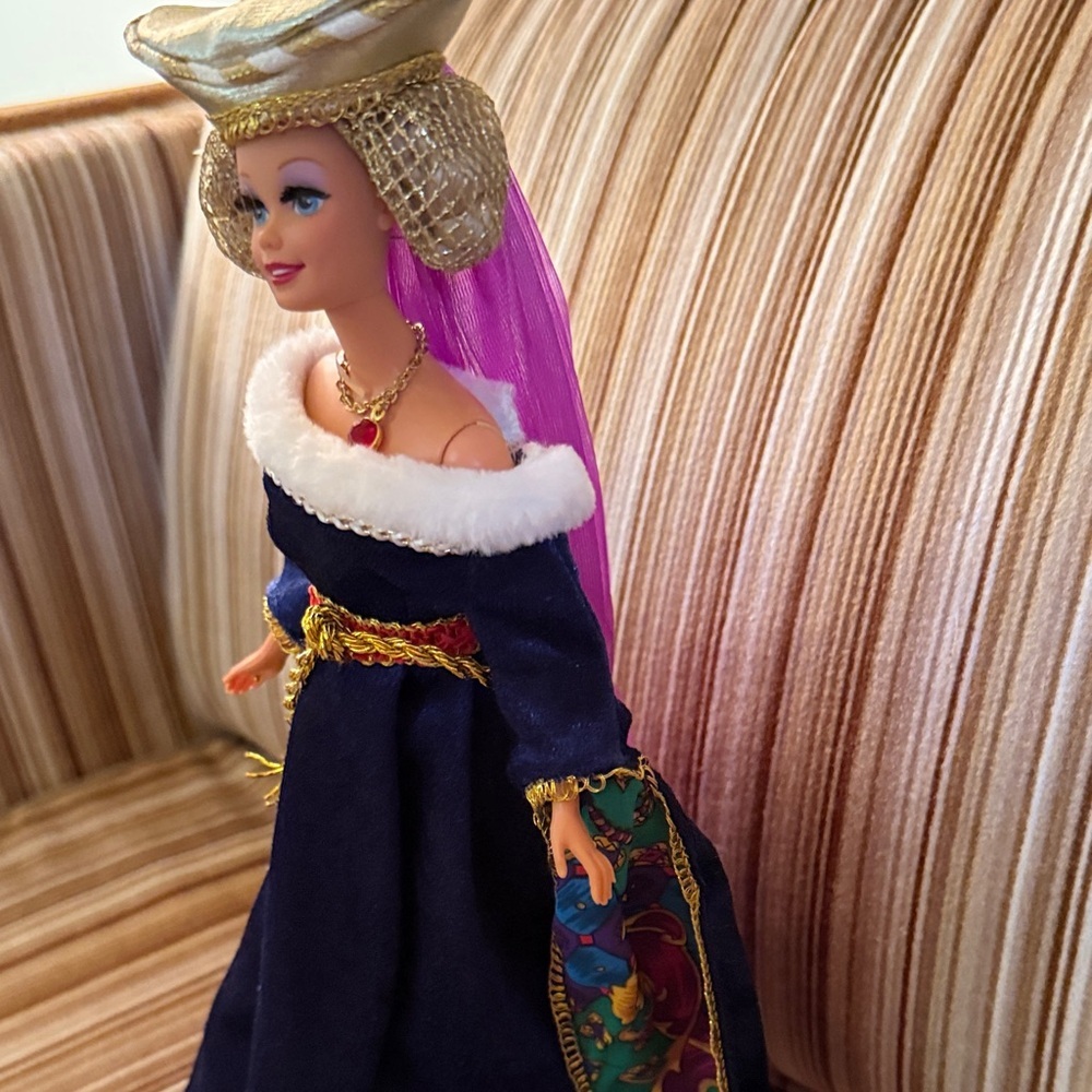 The Great Eras Collection: Medieval Lady Barbie - Picture 4 of 6